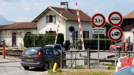 Une voiture franchit un passage &agrave; niveau &agrave; Allinges (Haute-Savoie), le 14 juin 2008. (JEAN-PIERRE CLATOT / AFP)