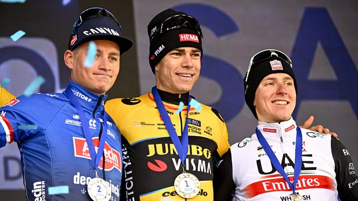 Mathieu van der Poel (Alpecin-Deceuninck), Wout van Aert (Jumbo-Visma), Tadej Pogacar (UAE Team Emirates), le podium du Grand Prix E3, disputé le 24 mars 2023 (JASPER JACOBS / BELGA)