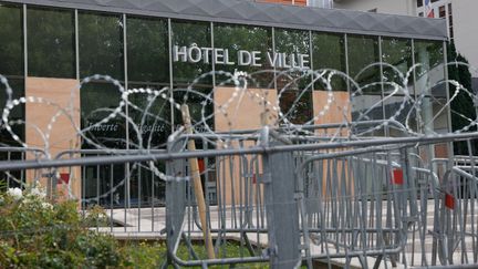 La mairie de L'Haÿ-les-Roses (Val-de-Marne), barricadée, le 2 juillet 2023. (GEOFFROY VAN DER HASSELT / AFP)