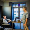 Une infirmière discute avec un patient dans une unité de soins palliatifs à Virton (Belgique), où l'euthanasie est parfois pratiquée. (AURELIEN LAUDY / L'UNION / MAXPPP)