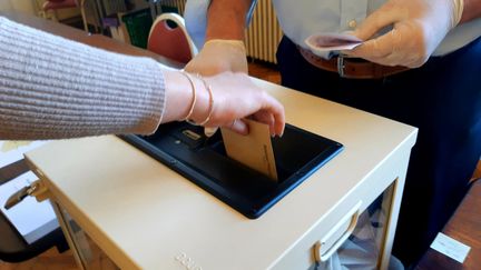 Bureau de vote à Niort (Deux-Sèvres), 1er tour des élections municipales 2020 le 15 mars en plein crise du coronavirus. (NOÉMIE GUILLOTIN / FRANCE-BLEU POITOU)