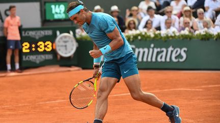 Le 10 juin 2018, le gaucher affronte Dominic Thiem en finale des Internationaux de France. Pour sa première finale en Grand Chelem, à 24 ans, l'Autrichien s'accroche une heure avant de plier (6-4, 6-3, 6-2) face au maître des lieux. (CHRISTOPHE ARCHAMBAULT / AFP)