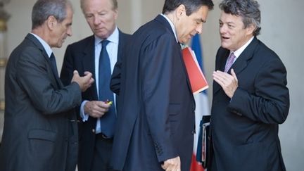 Hubert Falco, Brice Hortefeux, François Fillon et Jean-Louis Borloo, à la sortie du conseil des Ministres, le 3/8/2010. (AFP - Martin Bureau)