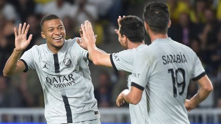 Kylian Mbappé célèbre son but avec Lionel Messi et Pablo Sarabia face à Nantes, le 3 septembre 2022. (SEBASTIEN SALOM-GOMIS / AFP)