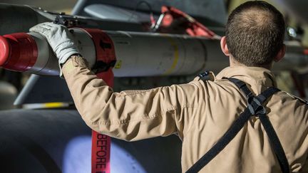 Dans cette image du ministère de la Défense britannique, le pilote d'un Tornado vérifie l'armement de son avion après sa mission de soutien aux frappes aériennes dans le Moyen-Orient, samedi 14 avril 2018. Les quatres avions de combat on décollés de la base de la Royale Air Force d'Akrotiri à Chypre. (CPL L MATTHEWS / AP / SIPA)