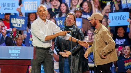 L'ancien président Barack Obama et le chanteur Eminem lors d'un rassemblement des partisans de la vice-présidente Kamala Harris pour la présidentielle de 2024, à Détroit, dans le Michigan, mardi 22 octobre 2024. (DOMINIC GWINN / MIDDLE EAST IMAGES / AFP)