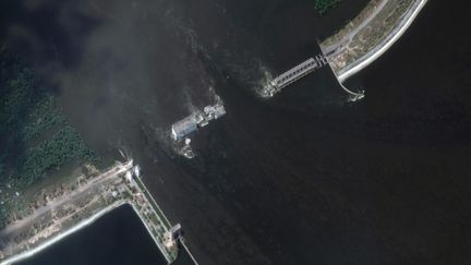 Le barrage de Kakhovka, le 8 juin 2023. (SATELLITE IMAGE / 2023 MAXAR TECH / AFP)