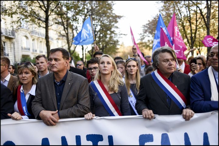 Marion Maréchal-Le Pen, entourée de Louis Aliot et Gilbert Collard, lors d'une manifestation à Paris pour l'abrogation de la loi Taubira, le 16 octobre 2016. (XAVIER POPY / REA)