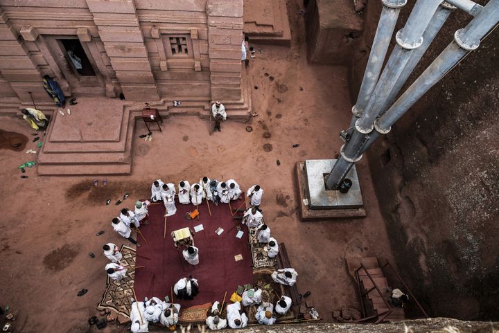 Les dévots de l'église orthodoxe prient à proximité d'un pilier de soutien. 
 (EDUARDO SOTERAS / AFP)