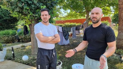 Dimitris et son beau-frère dénoncent l'absence des services de l'Etat après les inondations en Grèce. (MARIE-PIERRE VEROT / RADIOFRANCE)