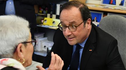 Pendant que le PS fait sa rentrée politique, François Hollande dédicace des exemplaires de son livre. (GEORGES GOBET / AFP)