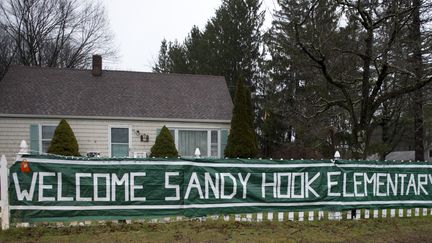 Les &eacute;l&egrave;ves de Newtown, dans le Connecticut (Etats-Unis),&nbsp;vont retrouver une autre &eacute;cole aux couleurs de l'ancienne. Celle de&nbsp;Chalk Hill&nbsp;les accueillera &agrave; Monroe, &agrave; une dizaine de kilom&egrave;tres de l&agrave;, jeudi 3 janvier 2013. (DON EMMERT / AFP)