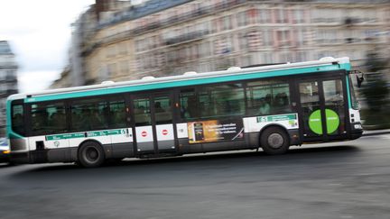 Les deux jeunes femmes ont été agressées dans le bus 56, le 11 mars 2018 à Paris. (LOIC VENANCE / AFP)