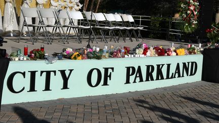 La ville de Parkland, en Floride, endeuillée&nbsp;après qu'un jeune homme de 19 ans a ouvert le feu, mercredi 14 février, dans un lycée de cette ville de la grande banlieue de Miami, faisant 17 morts.&nbsp; (GARY I ROTHSTEIN / MAXPPP)