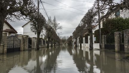 Une rue inondée à Gournay-sur-Marne (Seine-Saint-Denis), le 2 février 2018. (SAMUEL BOIVIN / CROWDSPARK / AFP)