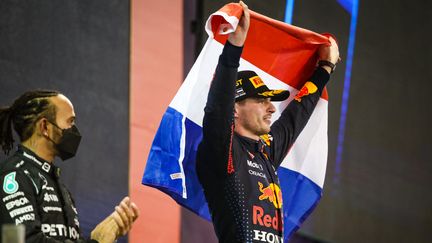 L'ultime GP a tenu toutes ses promesses. A égalité parfaite de points, Max Verstappen s'est offert pour la première fois de sa carrière le titre mondial, privant ainsi Lewis Hamilton de devenir le pilote le plus titré de l'histoire de la F1. Le Néerlandais, derrière&nbsp;le Britannique pendant toute la course, a su profiter d'une occasion inespérée. Après un travail de son coéquipier Sergio Pérez pour ralentir son adversaire, l’accident de Nicholas Latifi, l’intervention de la voiture de sécurité, et un changement de pneus, lui ont permis de revenir dans le dernier tour sur le Britannique, dont les pneus étaient usés, et de le passer. L'épilogue d'une saison épique. (FLORENT GOODEN / DPPI / AFP)