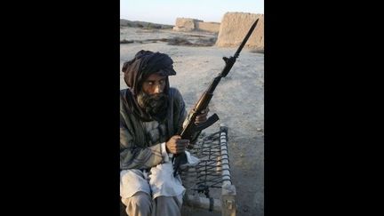 En 2009, Sarah Caron réalise au Pakistan un reportage au coeur des tribus à la frontière Pakistano/Afghane. Elle vit alors le quotidien des populations. Elle noue des liens de confiance avec les lashkars, ces miliciens tribaux qui combattent les talibans. Récrutés arbitrairement par le gourvernement, ils ne sont pas payés et achètent eux-même leurs munitions.
 (Sarah Caron)