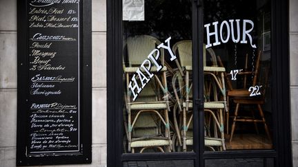 Un bar-restaurant fermé à Paris, le 22 avril 2020. (CHRISTOPHE ARCHAMBAULT / AFP)