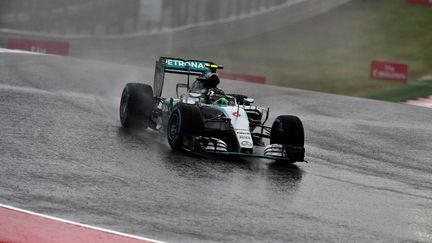 Le pilote allemand de Mercedes, Nico Rosberg, a fait face à la pluie sur le circuit des Amériques à Austin (Texas). (JEWEL SAMAD / AFP)