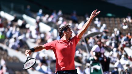 Deux ans après sa dernière apparition à Roland-Garros, Roger Federer a retrouvé avec succès la terre battue du Court Philippe-Chatrier. (ANNE-CHRISTINE POUJOULAT / AFP)