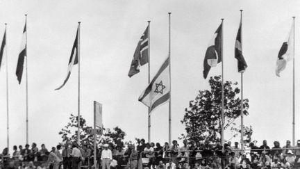 Le drapeau israélien flotte en berne parmi les drapeaux nationaux déployés au stade olympique lors des Jeux olympiques de Munich, dans le sud de l'Allemagne, le 10 septembre 1972. (AFP)