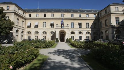 Enseignement supérieur : des présidents d'universités réunis devant leur ministère réclament 