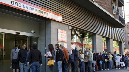 File d'attente devant une agence pour l'emploi, le 4 juin 2013 &agrave; Madrid (Espagne). (SEBASTIEN BERDA / AFP)