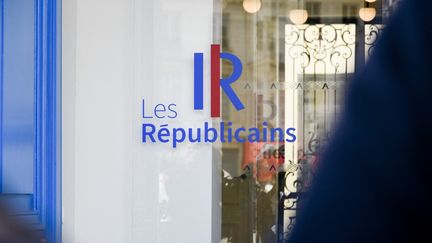 Le logo du parti Les Républicains, le 11 juin 2024 devant le siège du parti à Paris. (MAGALI COHEN / AFP)