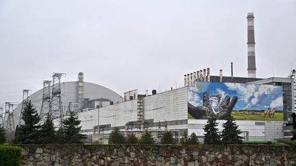 Le sarcophage de la&nbsp;centrale nucléaire de Tchernobyl (Ukraine), qui couvre le réacteur numéro 4,&nbsp;le 26 avril 2022. (SERGEI SUPINSKY / AFP)