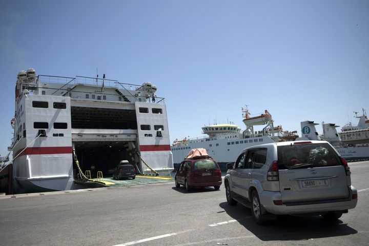 Embarquement des véhicules sur un ferry à destination de Tanger au Maroc, au port d'Algésiras. (JORGE GUERRERO / AFP)