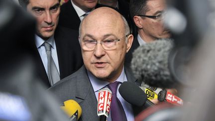 Le ministre du Travail, Michel Sapin, s'adresse aux journalistes le 13 f&eacute;vrier 2013 &agrave; Nantes (Loire-Atlantique).&nbsp; (ALAIN LEMASSON / AFP)