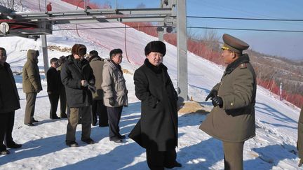 Le leader nord-cor&eacute;en Kim Jong-un visite la station de ski en construction du mont&nbsp;Masik, dans la province de Kangwon, le 31 d&eacute;cembre 2013. (KCNA / AFP)