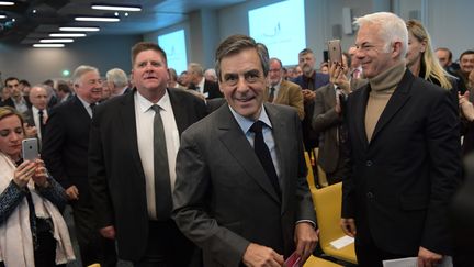 François Fillon reçu par l'assemblée générale des chasseurs, le 14 mars 2017 à Paris. Derrière lui, le président de la Fédération nationale des chasseurs, Willy Schraen. (CHRISTOPHE ARCHAMBAULT / AFP)