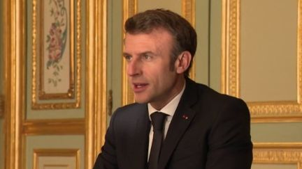 Emmanuel Macron est en déplacement dans les Pyrénées, jeudi 6 juillet. Il assistera à une partie de l'étape du Tour de France, après avoir rencontré des élus à Pau (Pyrénées-Atlantiques). En direct de la ville, la journaliste Anne Bourse indique que le chef de l'État veut montrer que la crise des émeutes est passée. (France 2)