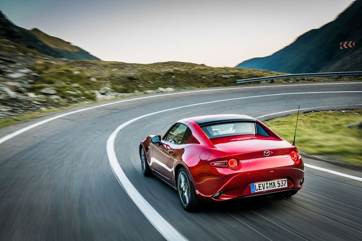 La Mazda MX-5 en version RF, autrement dit toit rétractable. (MAZDA POUR FRANCE INFO)