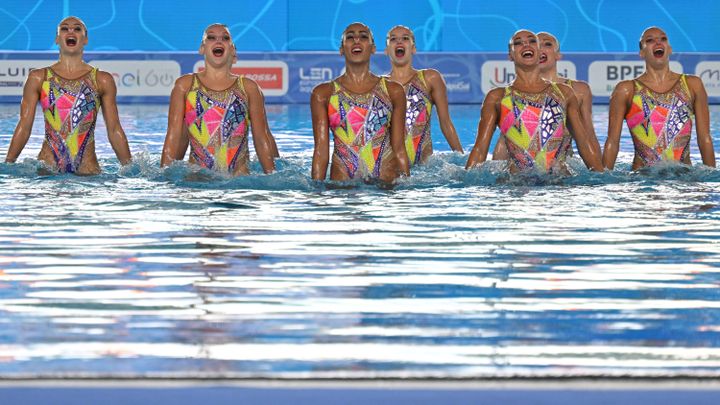 L'équipe de France de natation artistique lors de la finale technique par équipes durant les championnats d'Europe de natation à Rome, le 11 août 2022. (ALBERTO PIZZOLI / AFP)