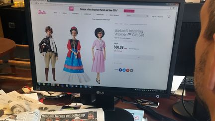 La poupée Barbie à l'effigie de Frida Kahlo (au centre) est en vente sur un site internet, le 7 mars 2018. (LAURA BONILLA CAL / AFP)