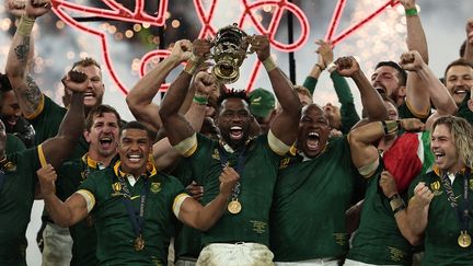 Insubmersible, l'Afrique du Sud soulève la Coupe du monde après sa victoire en finale contre la Nouvelle-Zélande, encore sur une marge d'un point (12-11), le 28 octobre 2023. (FRANCK FIFE / AFP)