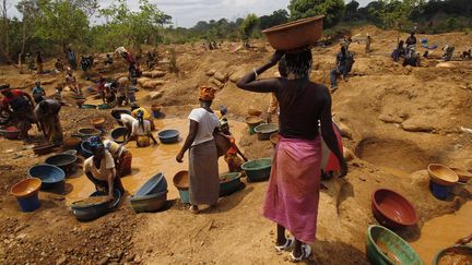 Des chercheurs d'or &agrave; l'ouvrage dans une mine ill&eacute;gale cach&eacute;e dans une ferme produisant du cacao, &agrave; Bouafle (C&ocirc;te d'Ivoire), le 20 mars 2014. (LUC GNAGO / REUTERS)