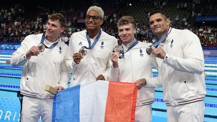 Les nageurs français, dont Léon Marchand, après la finale du relais 4x100m quatre nages, médaillés de bronze le 4 août 2024. (LP / FRED DUGIT / MAXPPP)