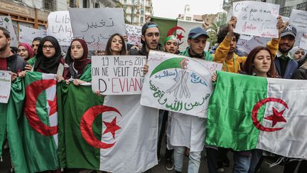 Marche contre le maintien au pouvoir du président Bouteflika le 19 mars à Alger. (FAROUK BATICHE / DPA / AFP)