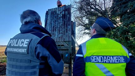 Un agent de l'Office français de la biodiversité et un gendarme procèdent à des contrôles d'"état d'ivresse manifeste" auprès de chasseurs, près de Bar-sur-Aube, dans l'Aube, le 16 décembre 2023. (VALENTIN DUNATE / FRANCEINFO)