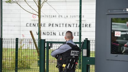 Devant la prison de Vendin-le-Vieil (Pas-de-Calais) le 3 juillet 2016. (MAXPPP)