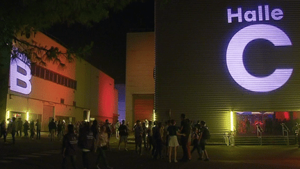 Immense terrain de jeu pour les festivaliers :  3 scènes réparties dans 3 grandes halles sur le site des anciennes usines Fagor Brandt.
 (France 3 Culturebox)