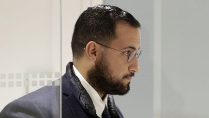 Alexandre Benalla passe les contrôles de sécurité le 19 février 2019 au tribunal de grande instance de Paris. (GEOFFROY VAN DER HASSELT / AFP)