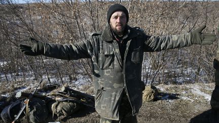 Un soldat ukrainien &eacute;carte les bras apr&egrave;s avoir quitt&eacute; la zone de Debaltseve, dans l'est de l'Ukraine, le 18 f&eacute;vrier 2015. ( GLEB GARANICH / REUTERS)