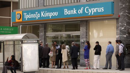 Des Chypriotes font la queue devant la Bank of Cyprus dans le centre de la capitale, Nicosie, le 2 avril 2013.&nbsp; (PATRICK BAZ / AFP)