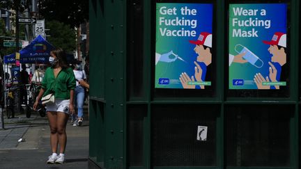 Des affiches utilisant un langage familier pour mettre en garde contre le Covid-19 sont exposées à l'extérieur d'une station de métro à New York, le 17 août 2021. (KENA BETANCUR / AFP)