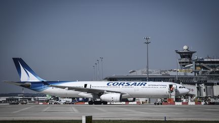 Un avion de la compagnie Corsair sur le tarmac de l'aéroport d'Orly (Val-de-Marne), près de Paris, le 24 juin 2020.&nbsp; (STEPHANE DE SAKUTIN / AFP)