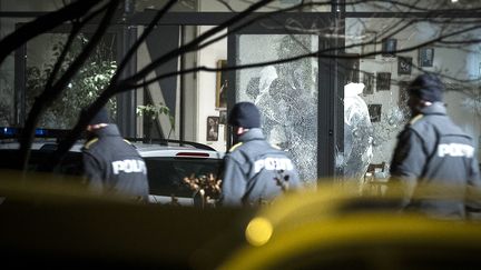 Des membres de la police scientifique interviennent au centre culturel de Copenhague (Danemark), o&ugrave; une fusillade a &eacute;t&eacute; perp&eacute;tr&eacute;e le 14 f&eacute;vrier 2015, en marge d'un d&eacute;bat sur la libert&eacute; d'expression. (CLAUS BJORN LARSEN / AFP)